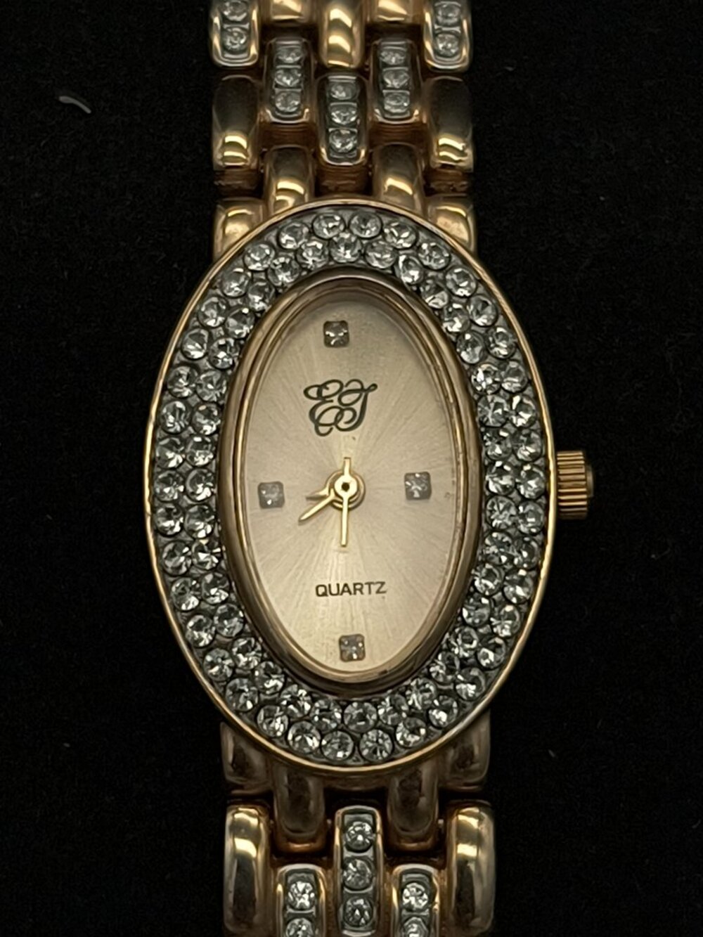 Vintage Elizabeth Taylor White Diamonds Gold Tone Oval Face Quartz Watch